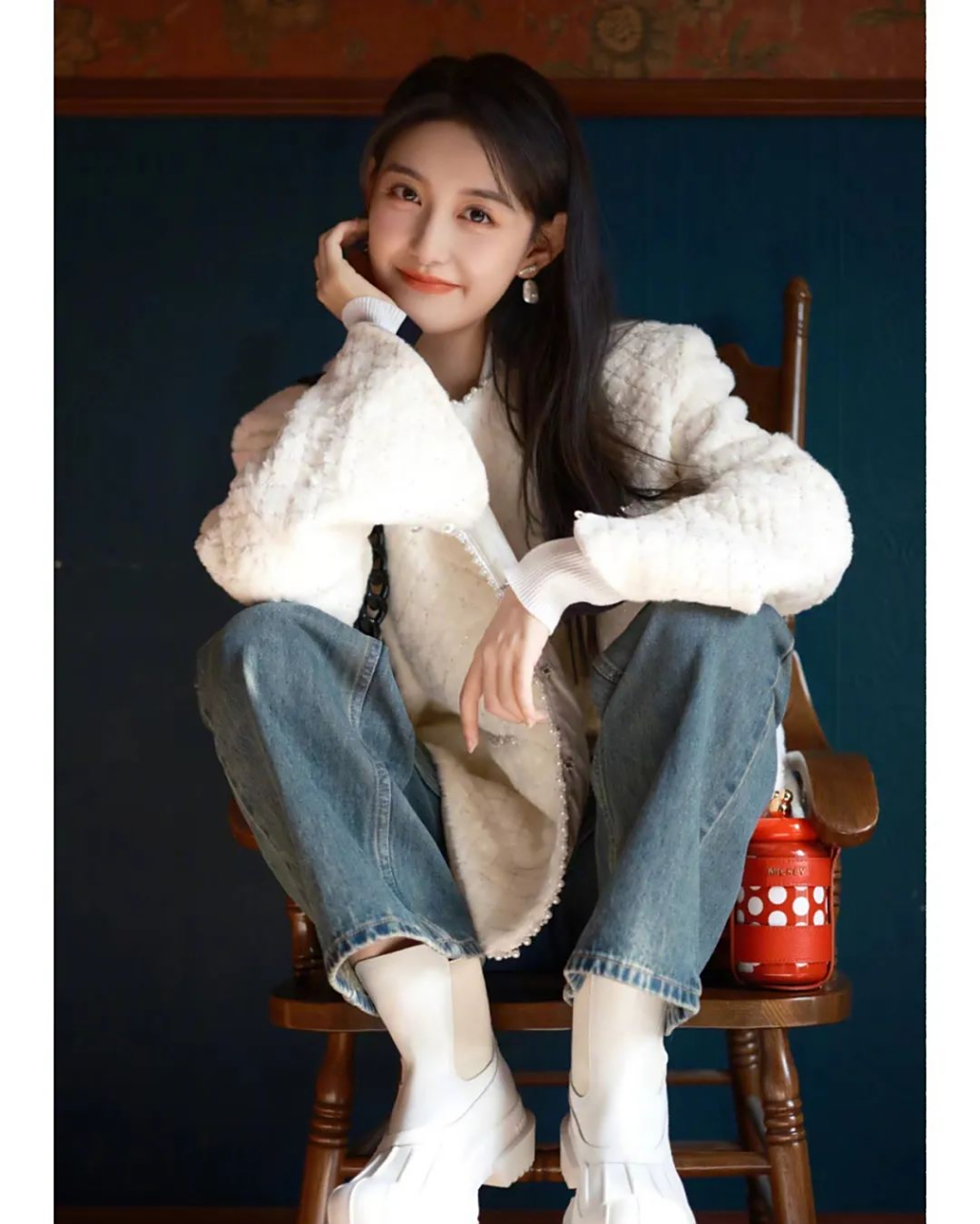 蒋依依在《新春喜剧之夜》的舞台上,以小香风外套搭配牛仔裤的造型