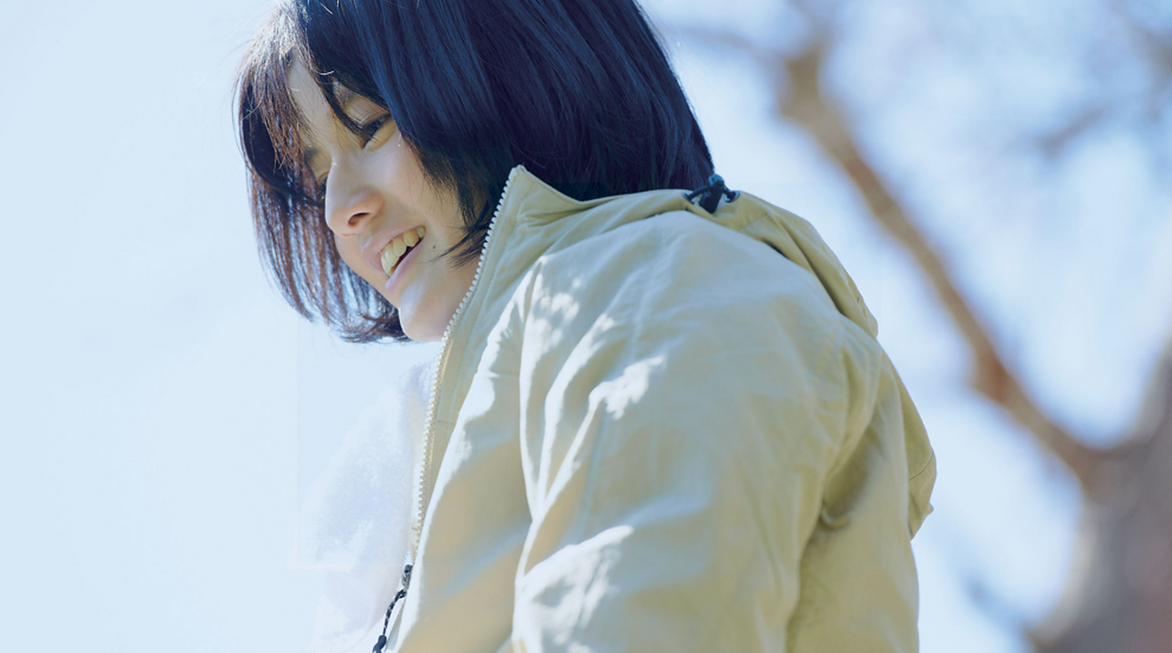 在《小森林·冬春篇》中,主人公市子回到小森村独立生活,通过烹饪缅怀