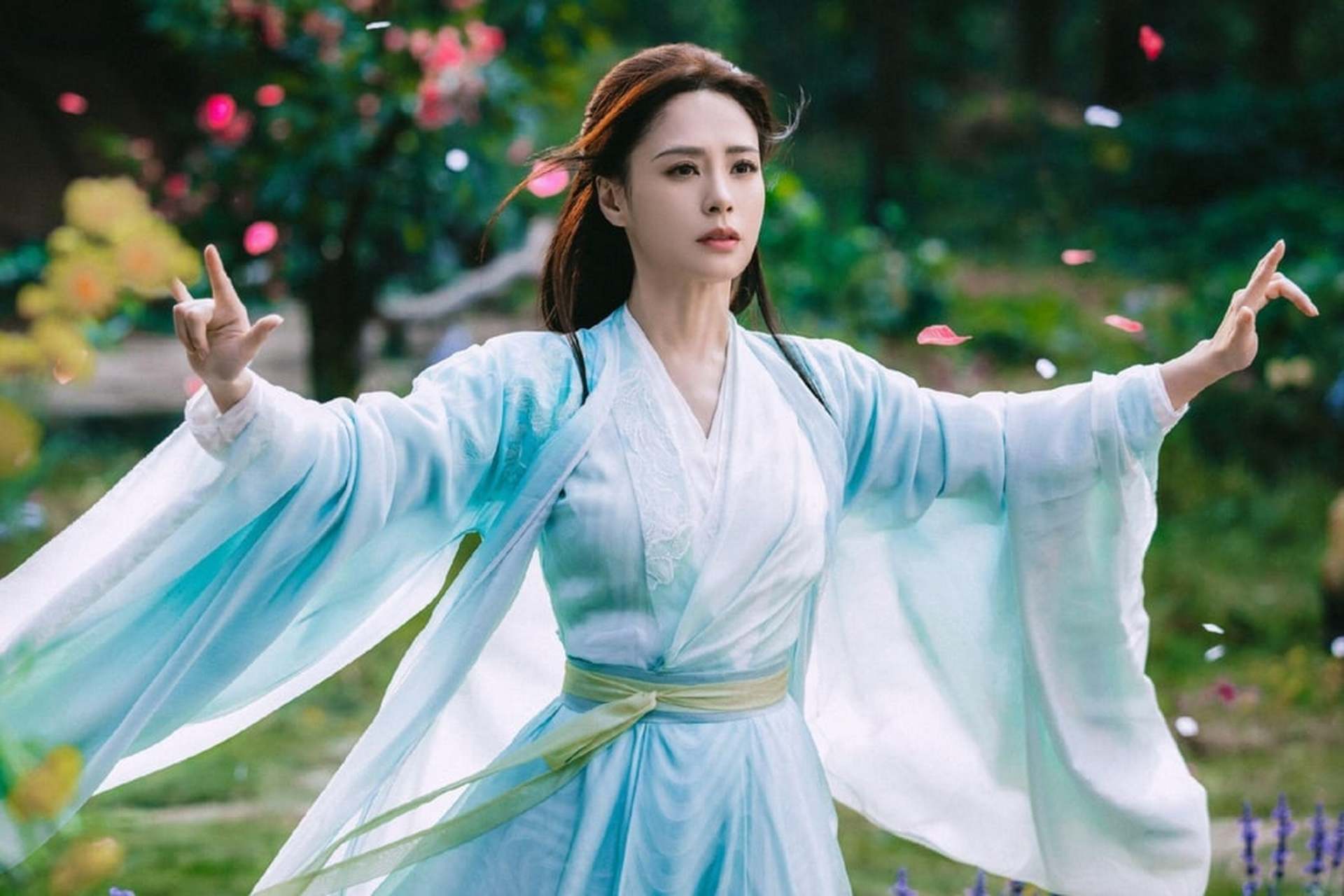 twins成员阿娇在内地拍摄综艺节目,人气急升.