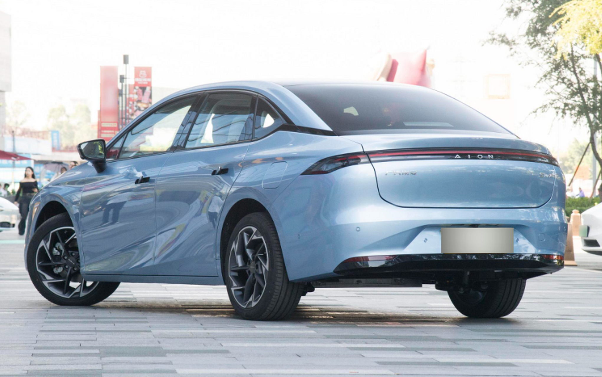 广汽埃安aions是一款适合家庭使用的纯电动车型,价格适中,车身尺寸