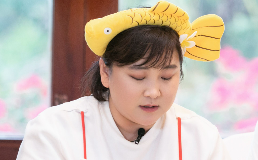 超200斤贾玲减肥成功,腹肌明显露出小蛮腰颜值回春,网友喊女神