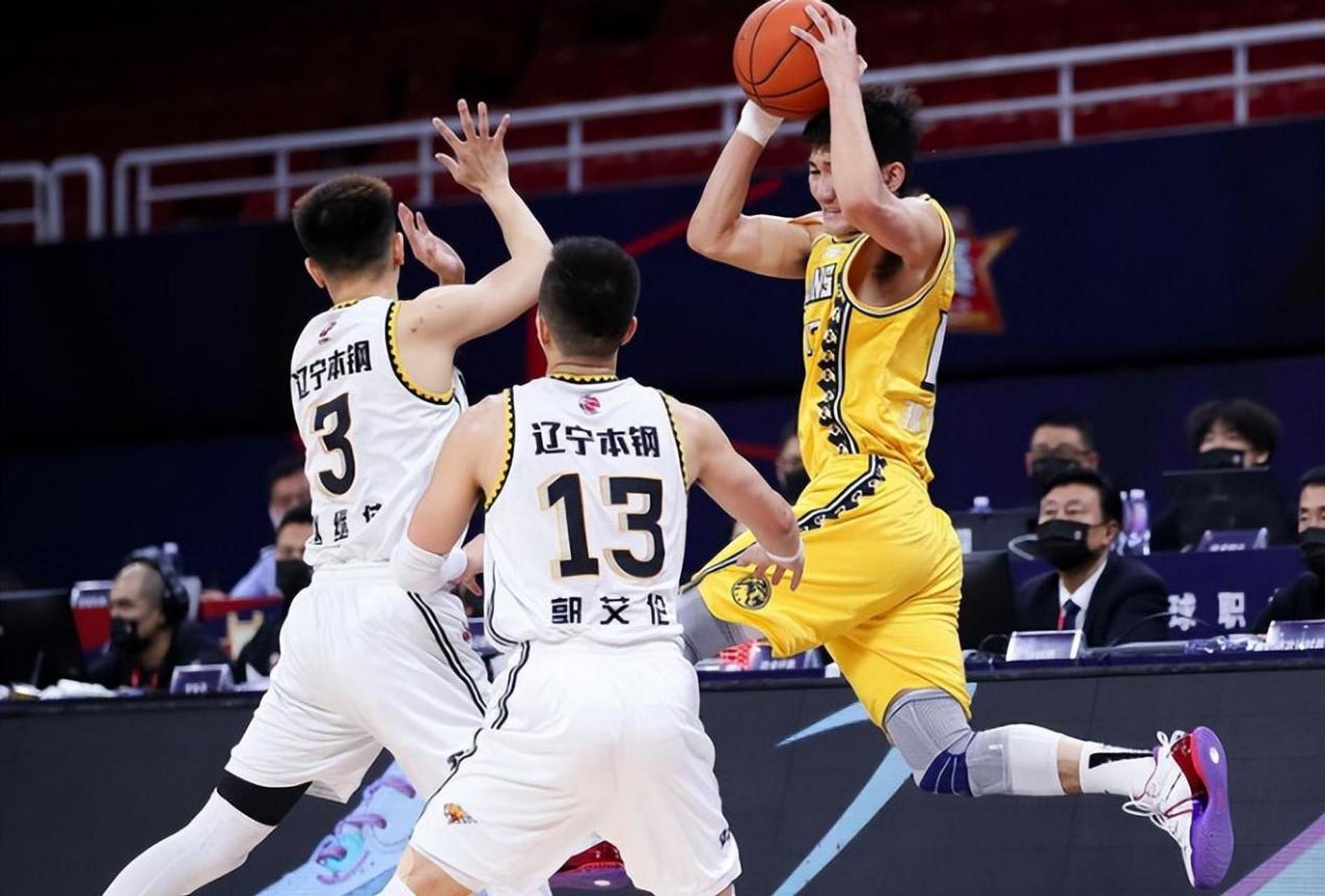 辽宁对阵浙江广厦的cba总决赛首战中,郭艾伦表现出色,辽宁队展现出