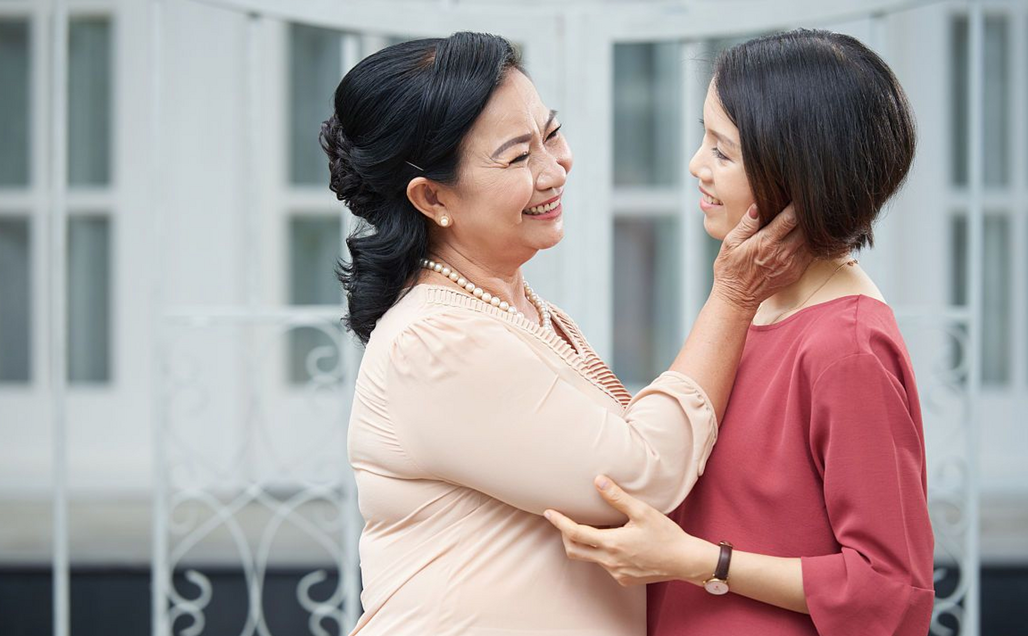 婆媳关系可以通过良好的沟通,互相尊重和共同的兴趣来改善和和谐.