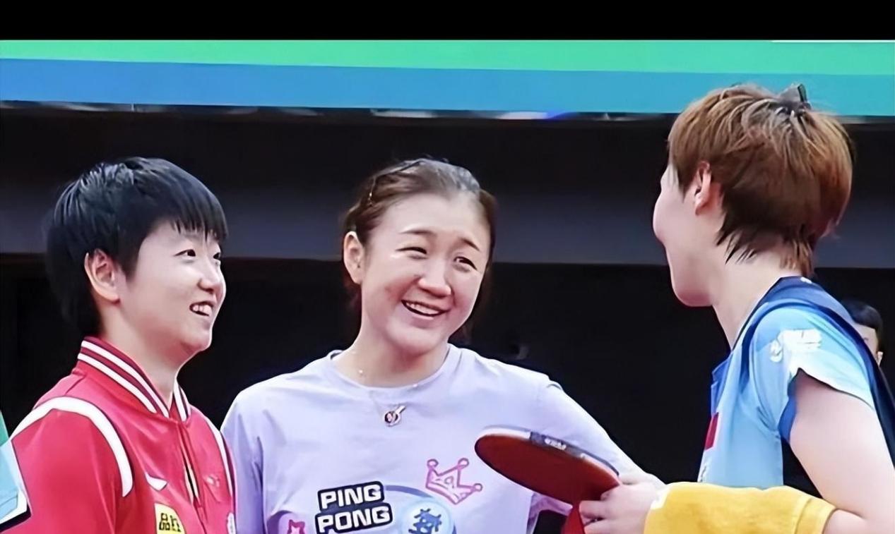 心疼王曼昱!孙颖莎陈梦主管教练全程指导,她却没人管训练还拼桌