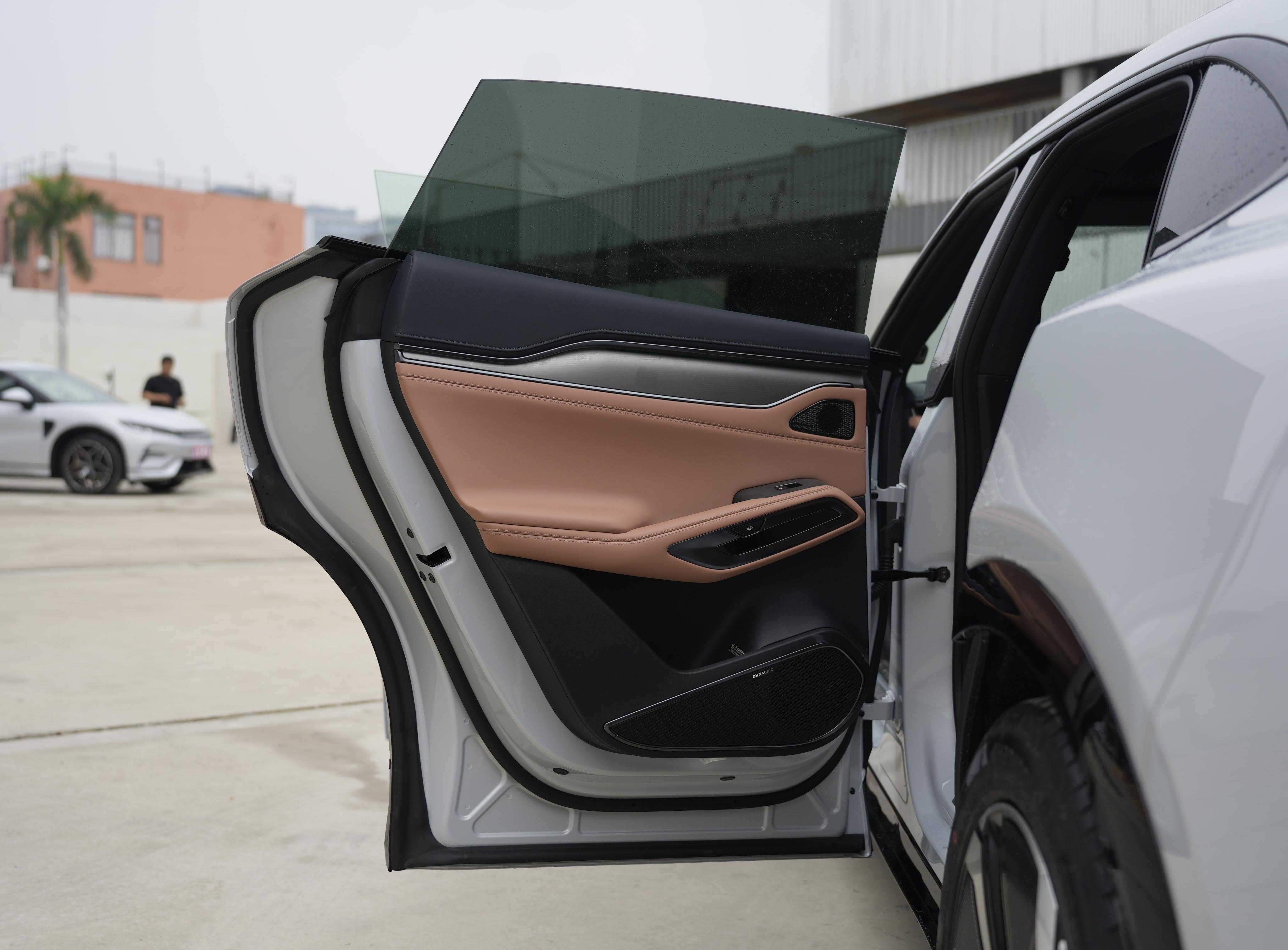 无框车门 自适应电动尾翼 比亚迪宋l亮相海口车展