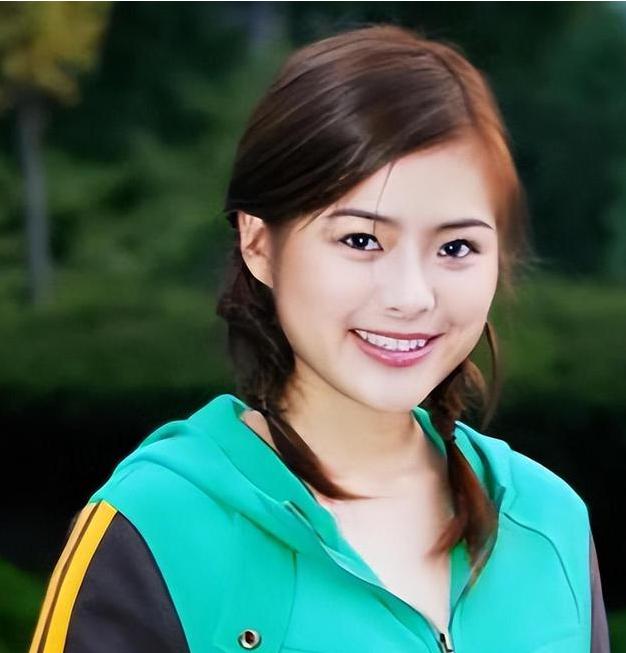 东方卫视主持人陈辰与歌手余笛结婚,41岁生小宝宝,日子过得怎样