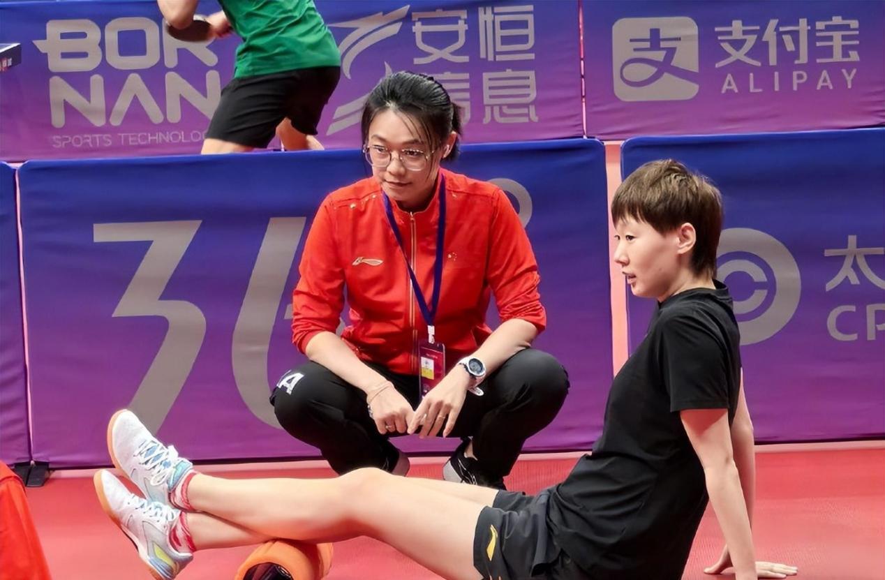心疼王曼昱!孙颖莎陈梦主管教练全程指导,她却没人管训练还拼桌