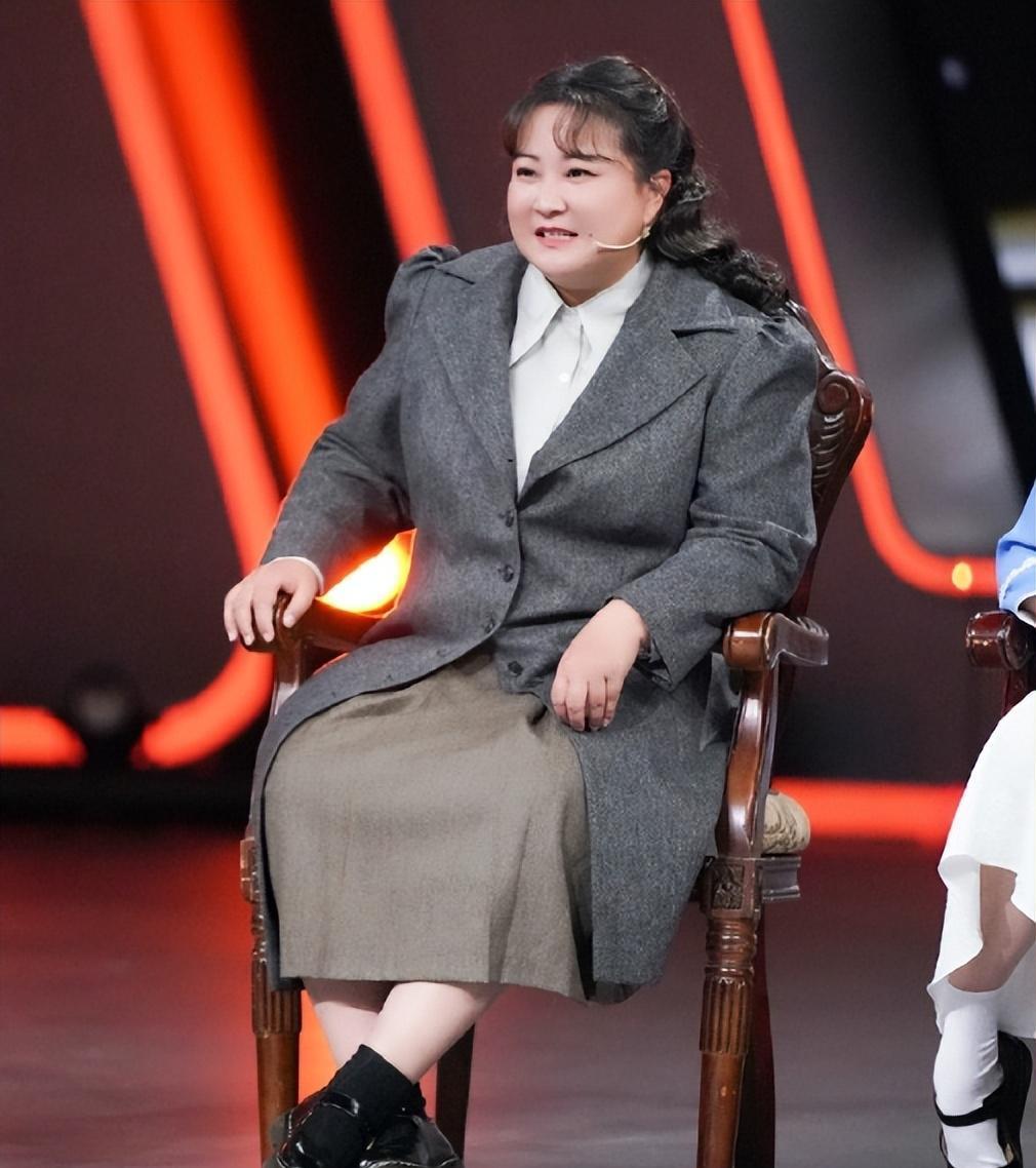 贾玲减肥成功,新片剧照瘦到不敢认,全身小一圈手臂肌肉抢镜