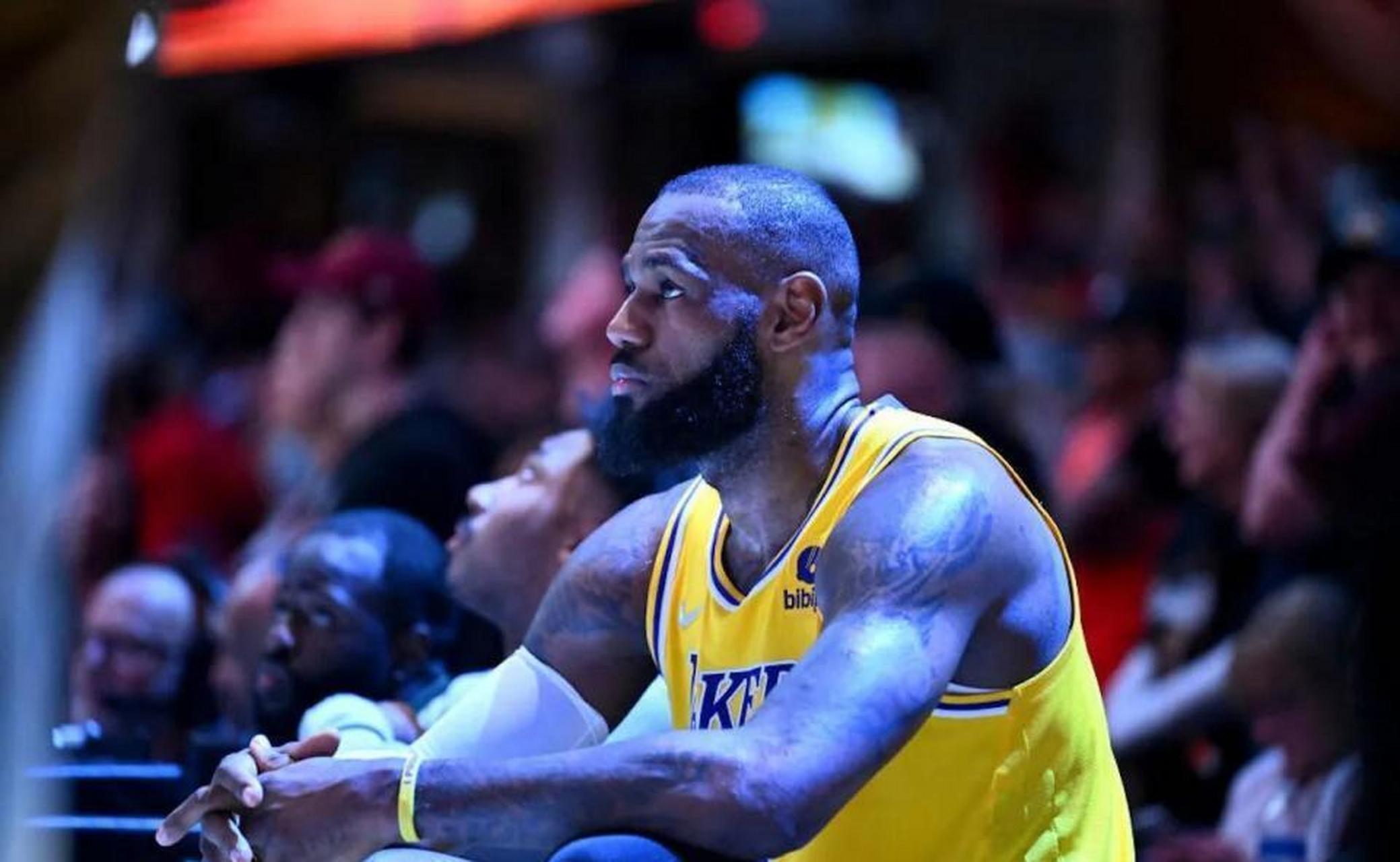 湖人队内部问题愈演愈烈,名宿詹姆斯-沃西呼吁解雇主帅哈姆,球员们对