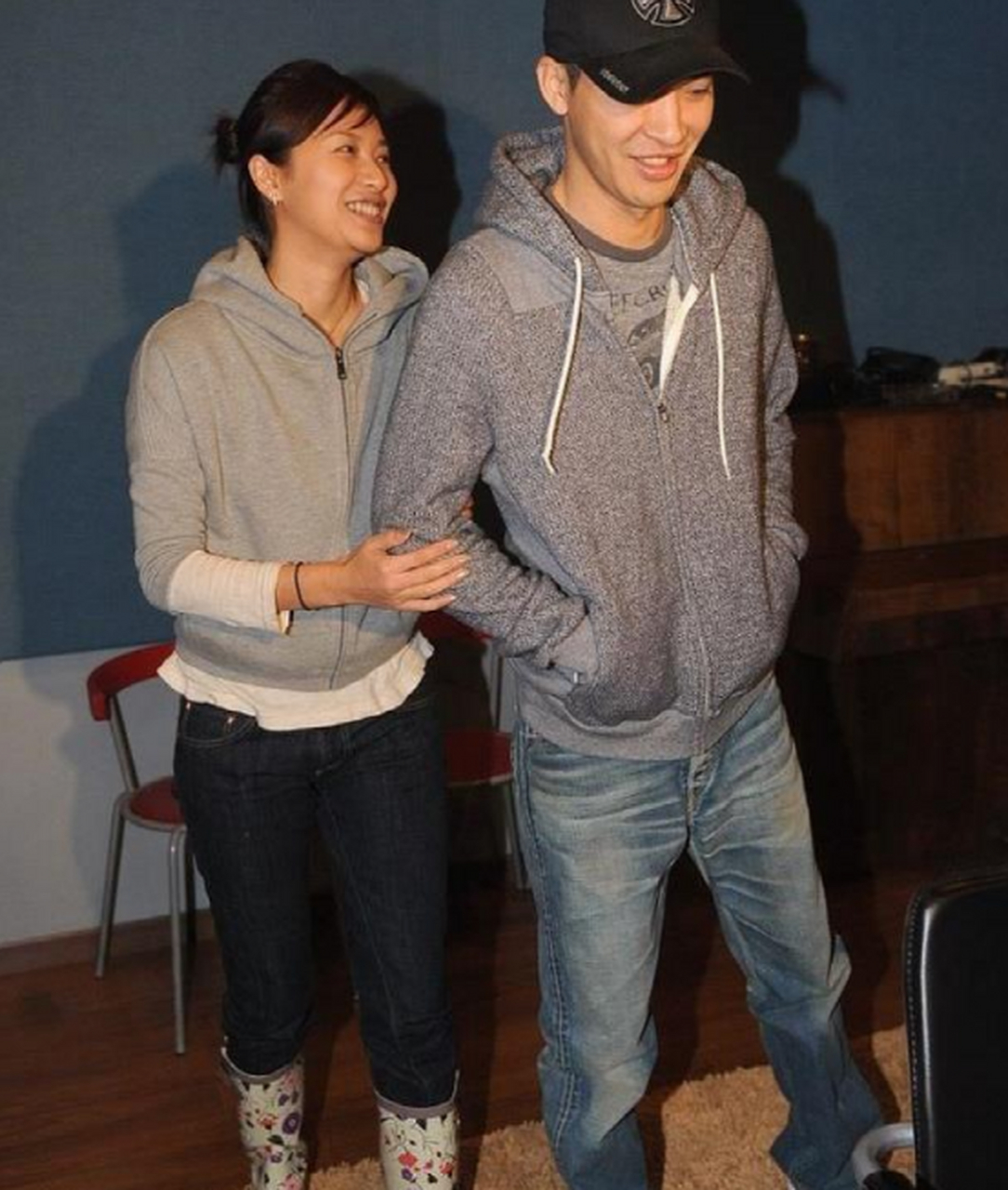 徐静蕾和黄立行在《奇葩说》节目中合体,引发对年龄,美丽和时尚选择的