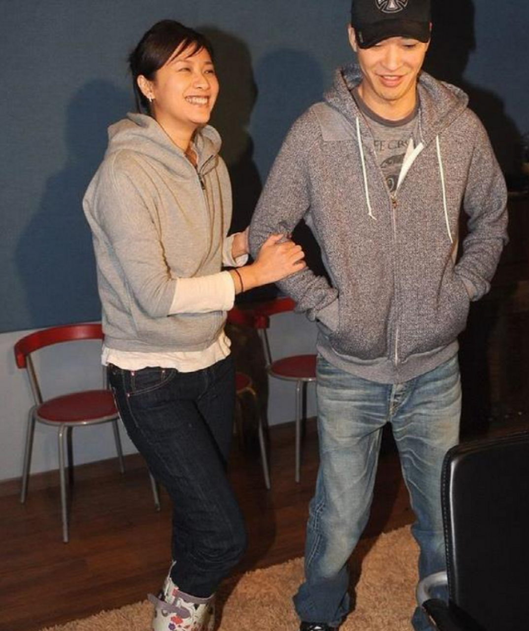 徐静蕾和黄立行在《奇葩说》节目中合体,引发对年龄,美丽和时尚选择的