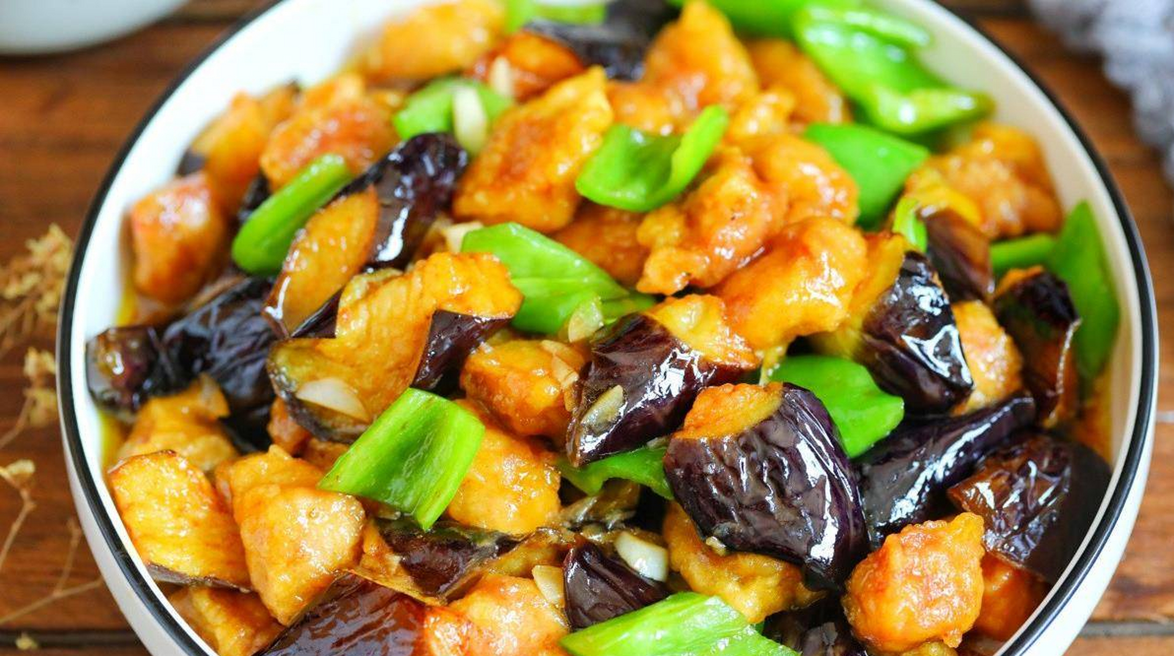 中原辣哥分享了溜肉段烧茄子的制作过程,需要准备猪肉,茄子等食材.