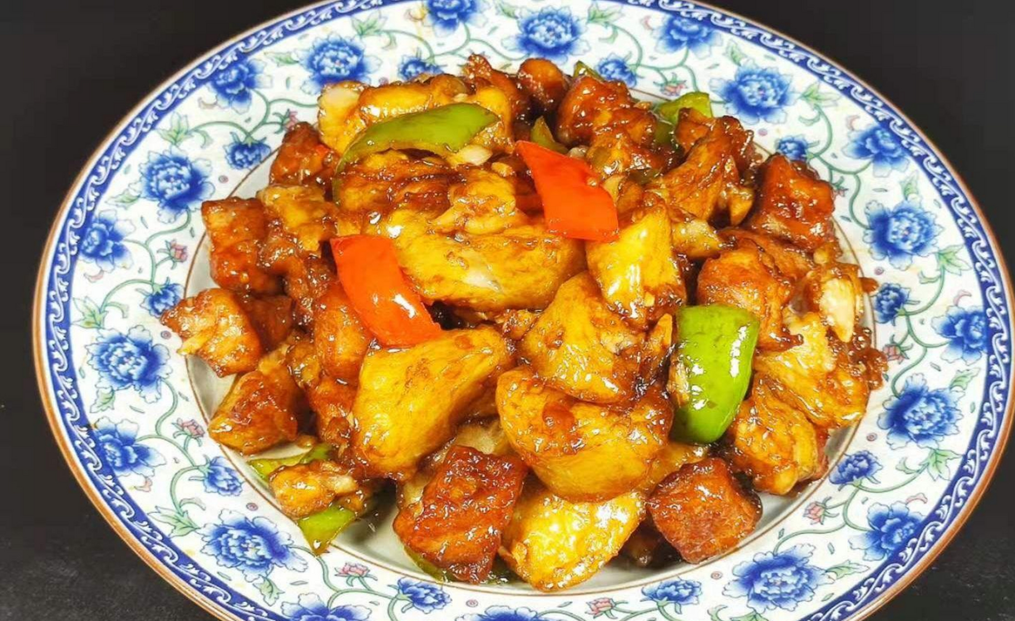 中原辣哥分享了溜肉段烧茄子的制作过程,需要准备猪肉,茄子等食材.