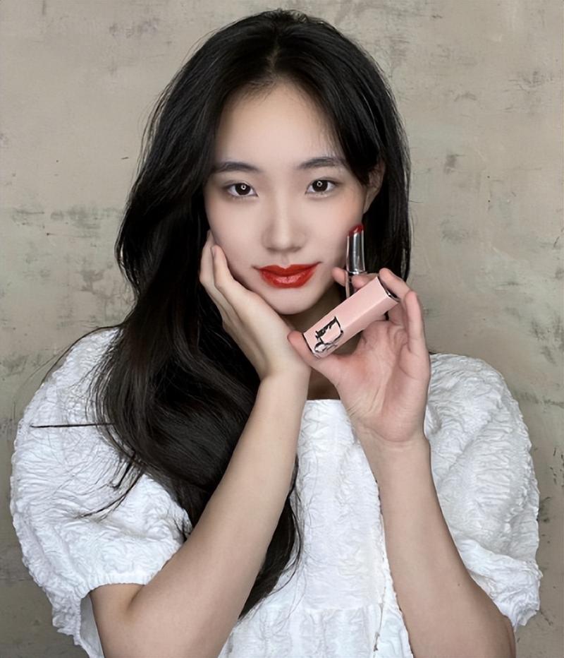 18岁小s女儿穿迪奥坐地引质疑