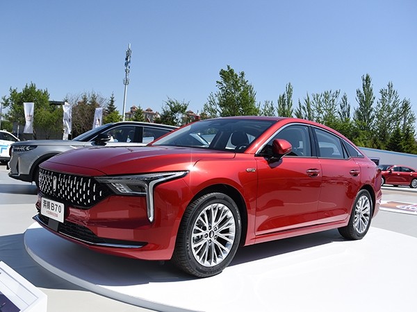 一汽奔腾b70:国产中型轿车的佼佼者,在国内汽车市场中备受瞩目