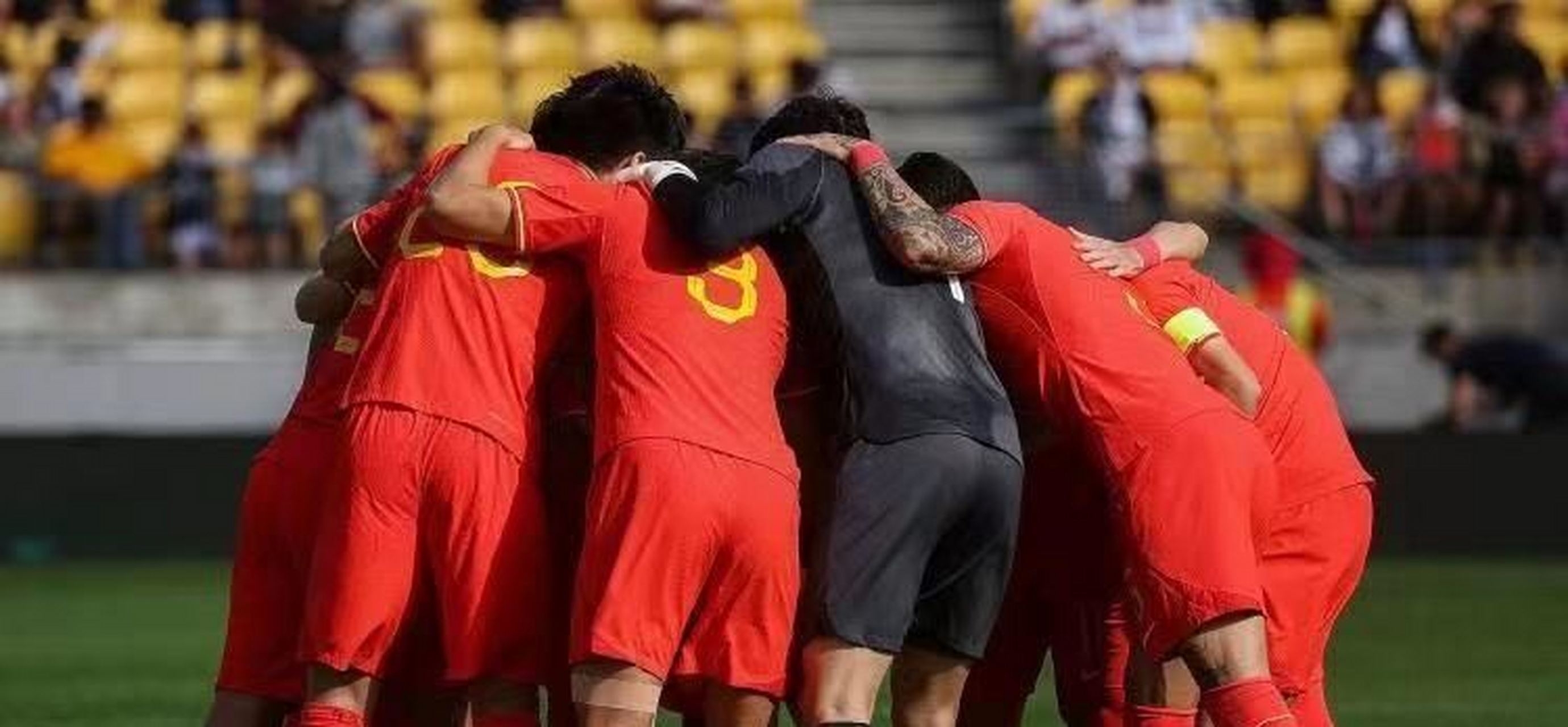 中国男足与新西兰友谊赛中,国足在上半场意外自摆乌龙,下半场努力追分