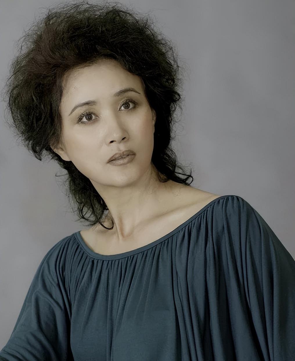 女明星张小磊:红得发紫时选择息影,嫁给平凡老公的她后悔吗?