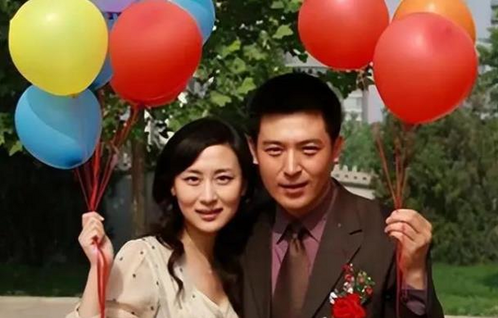孙涛作为春晚舞台上的笑匠,27年婚姻中与妻子李莉相互支持,李莉在背后
