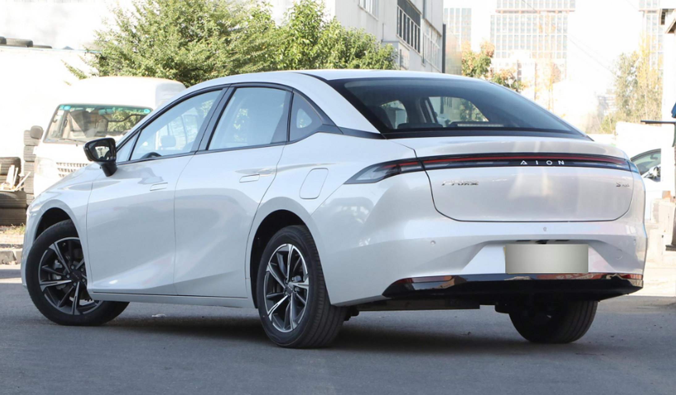 广汽埃安aions2024款定位紧凑型纯电动车,官方指导价14.99万元至20.