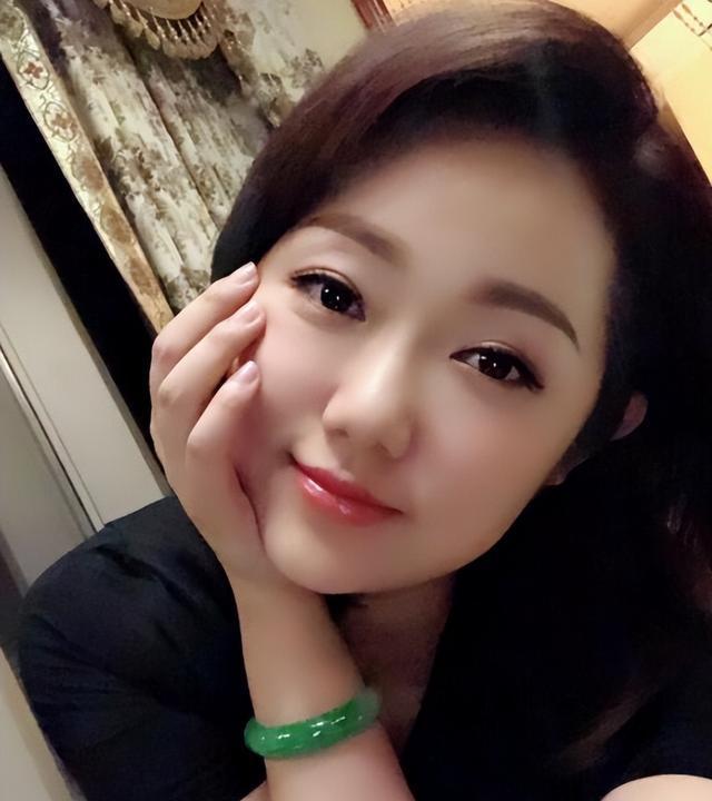 41岁的广东珠江台主持人屈炫希,已婚生子几年,丈夫从来不出镜