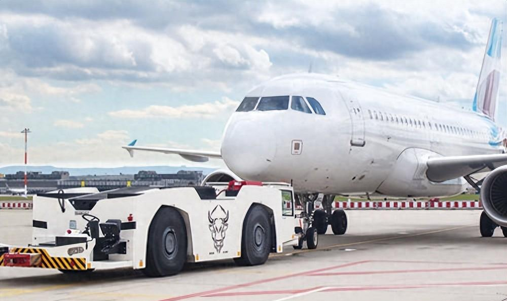 04飞机牵引车:航空运输背后的强大推手!
