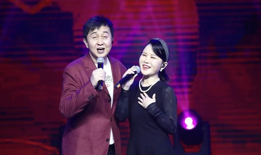 付笛声夫妇舞台献唱惹争议!他56岁容颜未改,任静却老得认不出