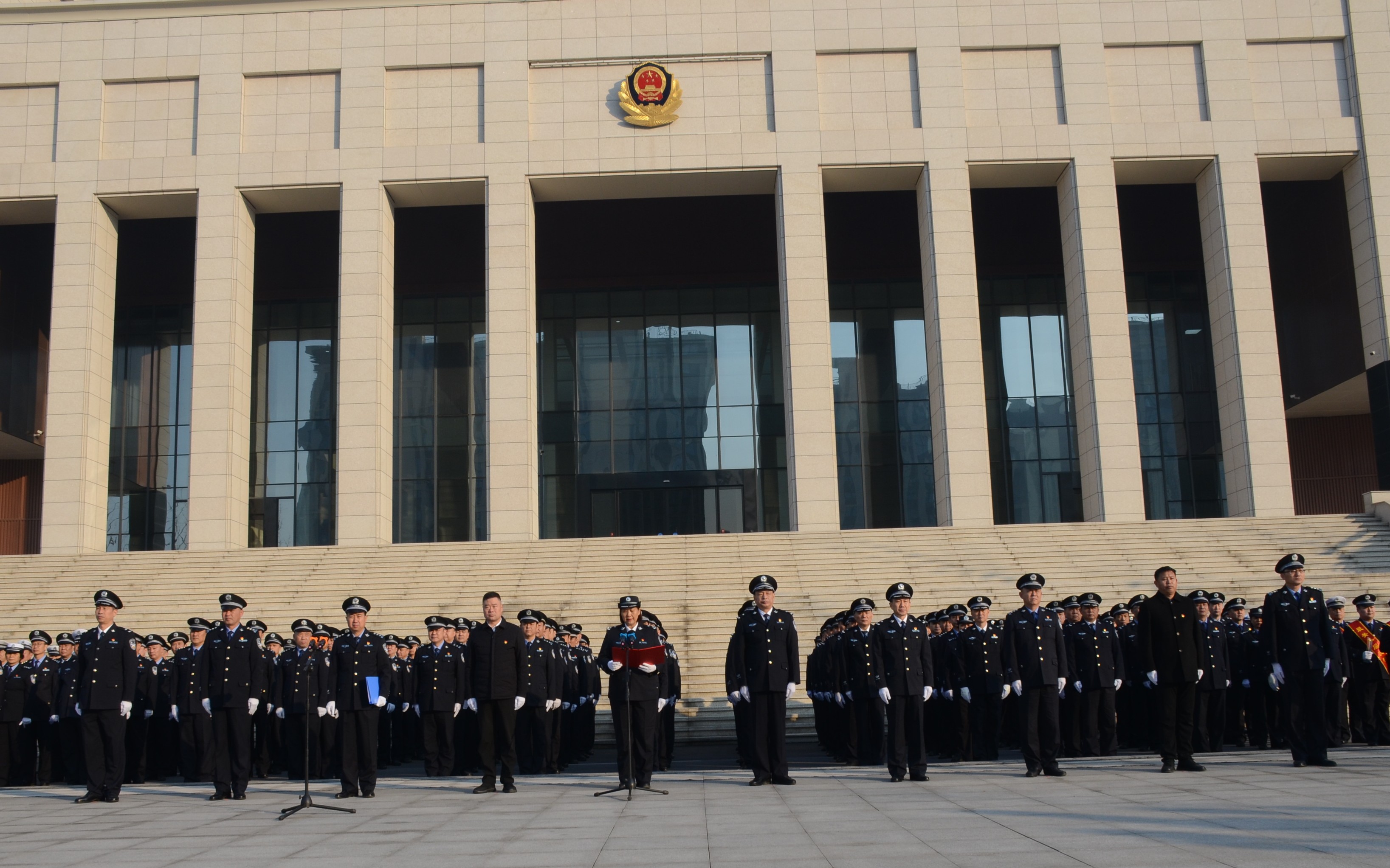 开封市公安局:隆重举行警旗升旗暨"最美基层民警"颁奖仪式