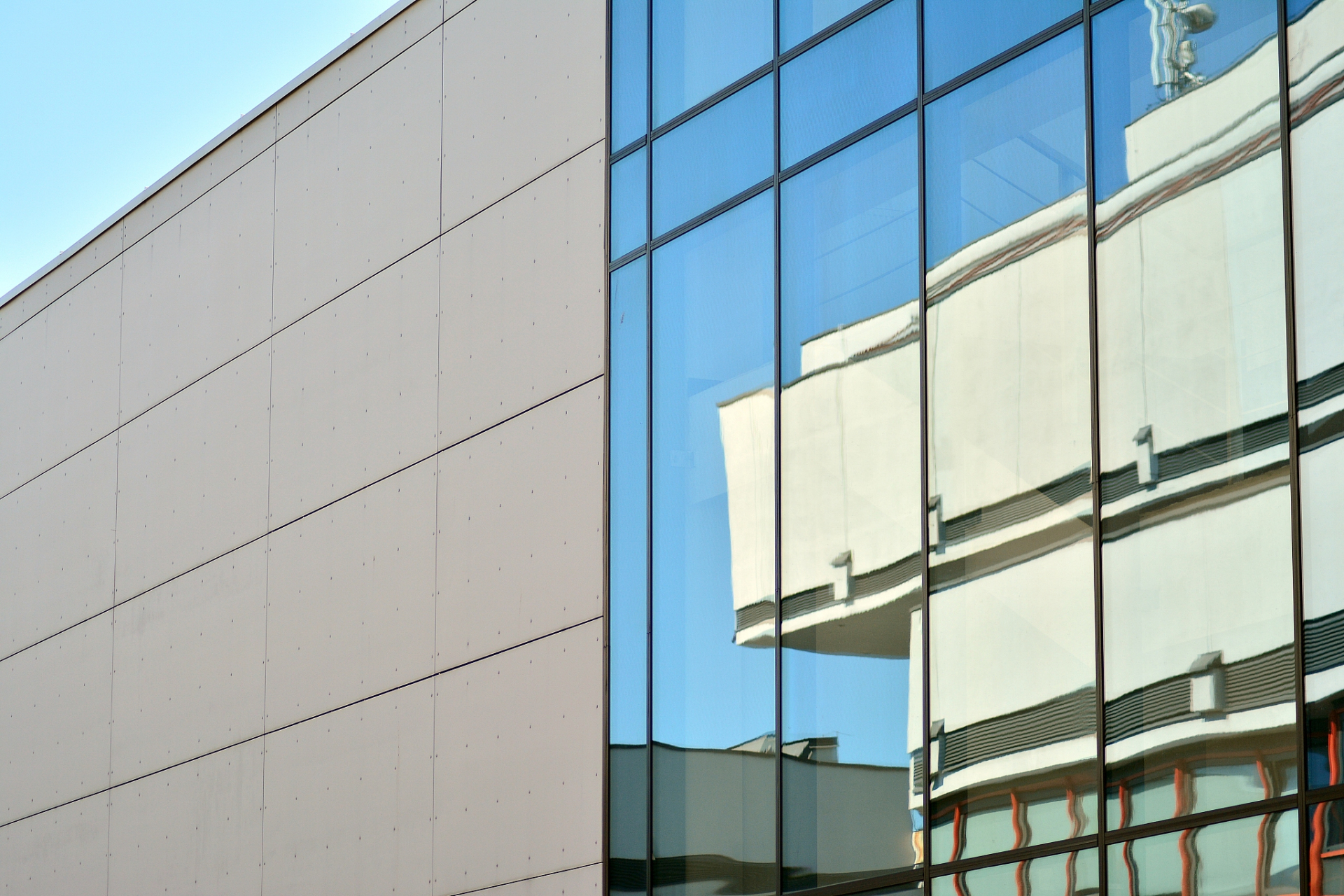 uhpc外墙挂板是一种新型建筑材料,具有高强度,耐久性和美观性,应用