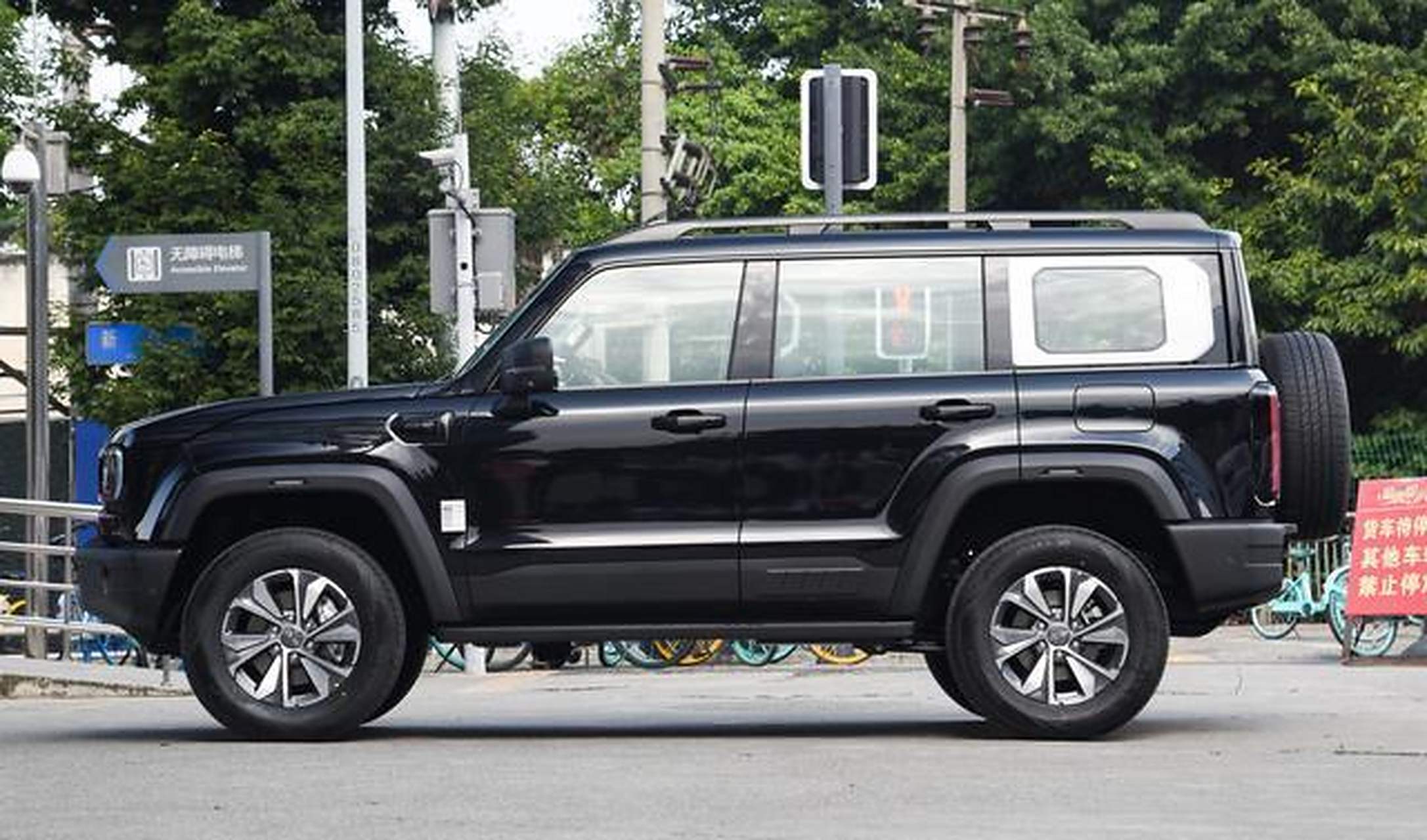 0t自动四驱至尊型是国产硬派越野车的优秀代表,具有卓越的越野能力