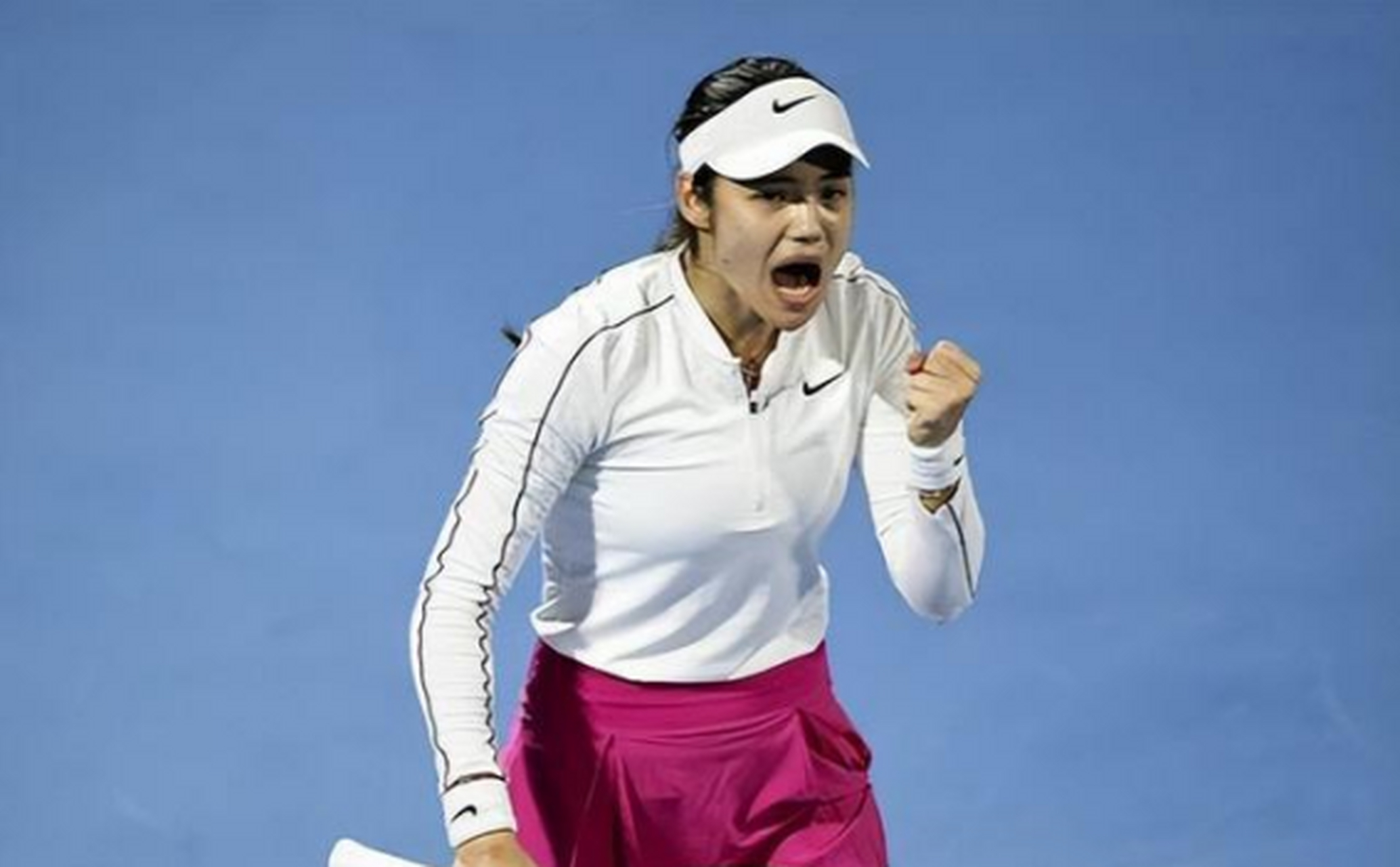 艾玛·拉杜卡努在网球赛场上展现了卓越才华,成为首位实现历史突破的