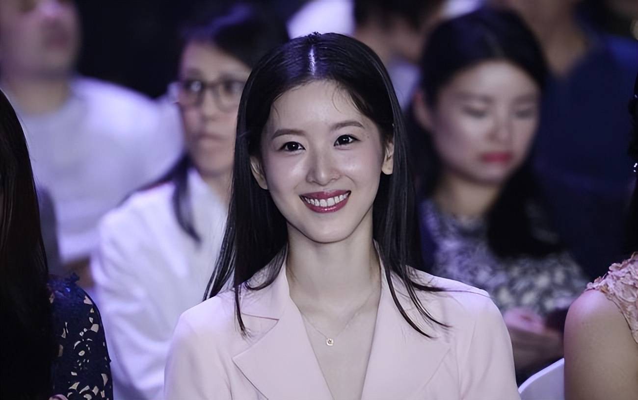 600亿巨富章泽天30岁结婚8年,清华杰出校友,全国排名第三