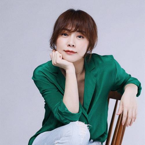 黄菲钱莹46岁,康家荧屏20年,戏外挫折婚姻阴影