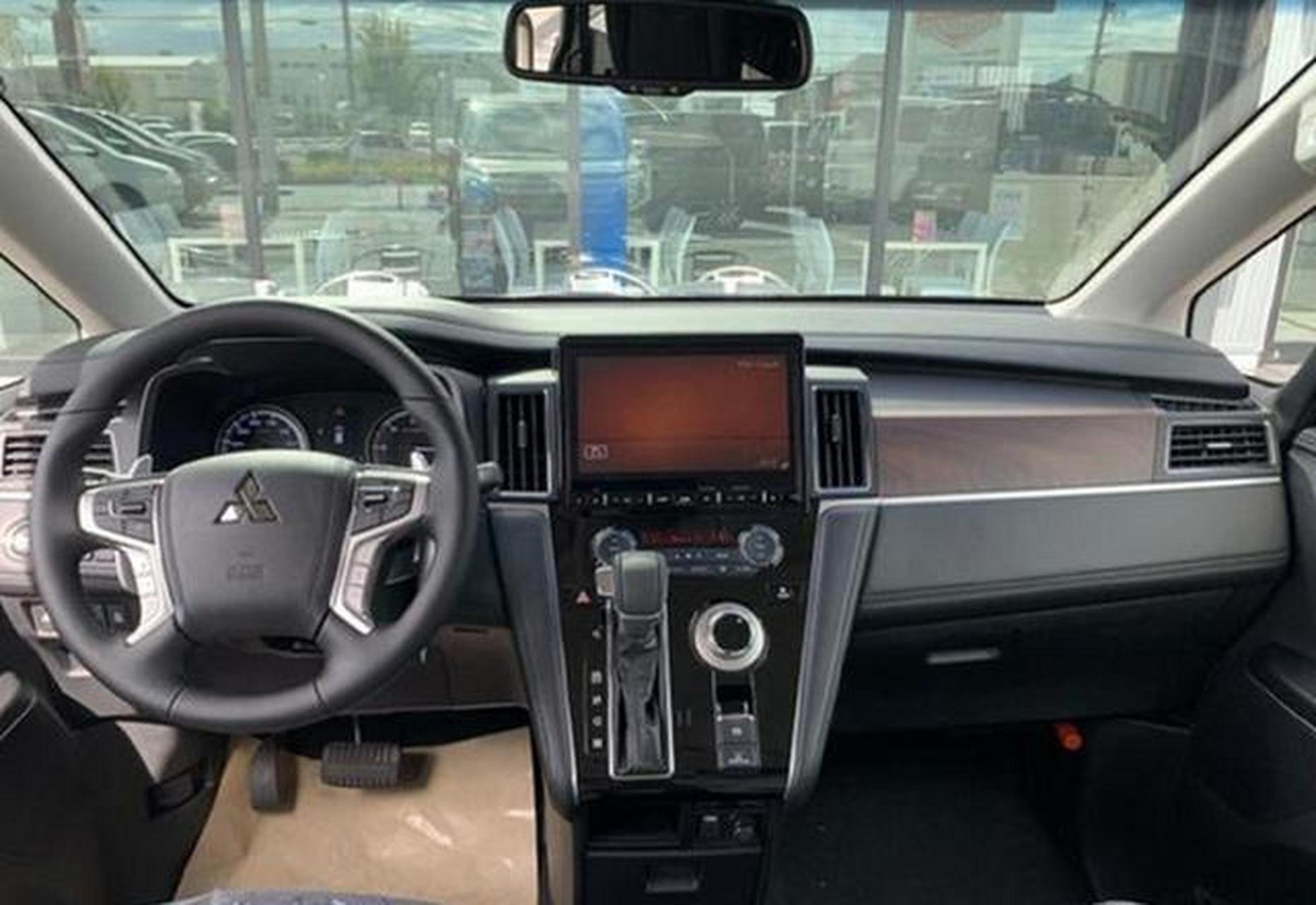 三菱得利卡作为集越野与实用于一体的全能面包车,外观引人注目,动力