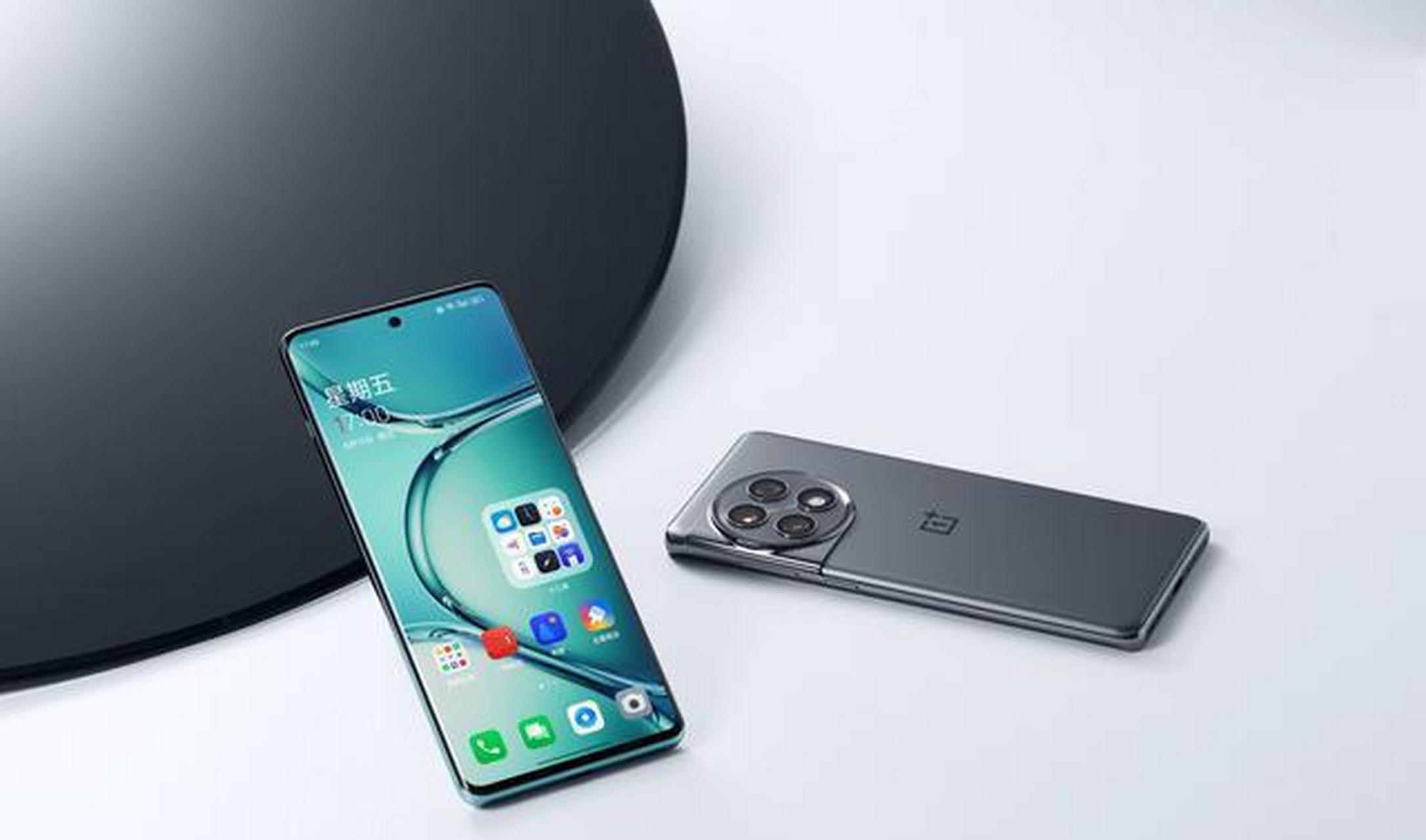 一加ace2pro搭载骁龙8gen2芯片和24gb 1tb内存,拥有6.