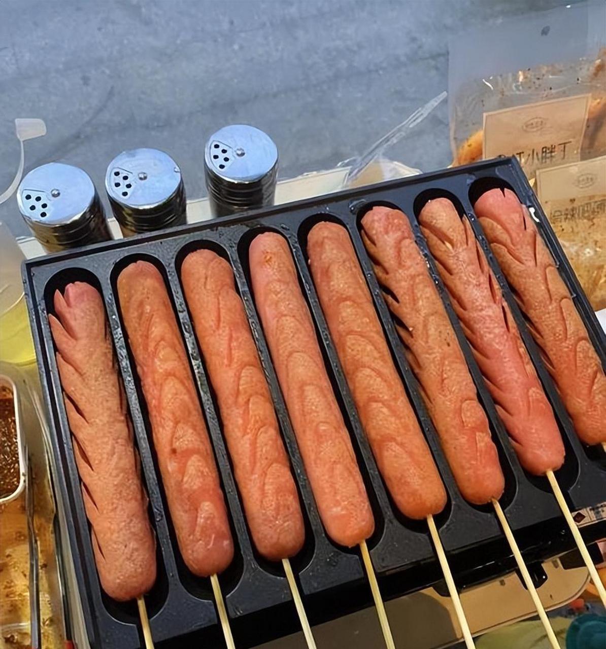 一些高材生选择在路边摊烤淀粉肠,并非因为不学无术,而是出于对个人