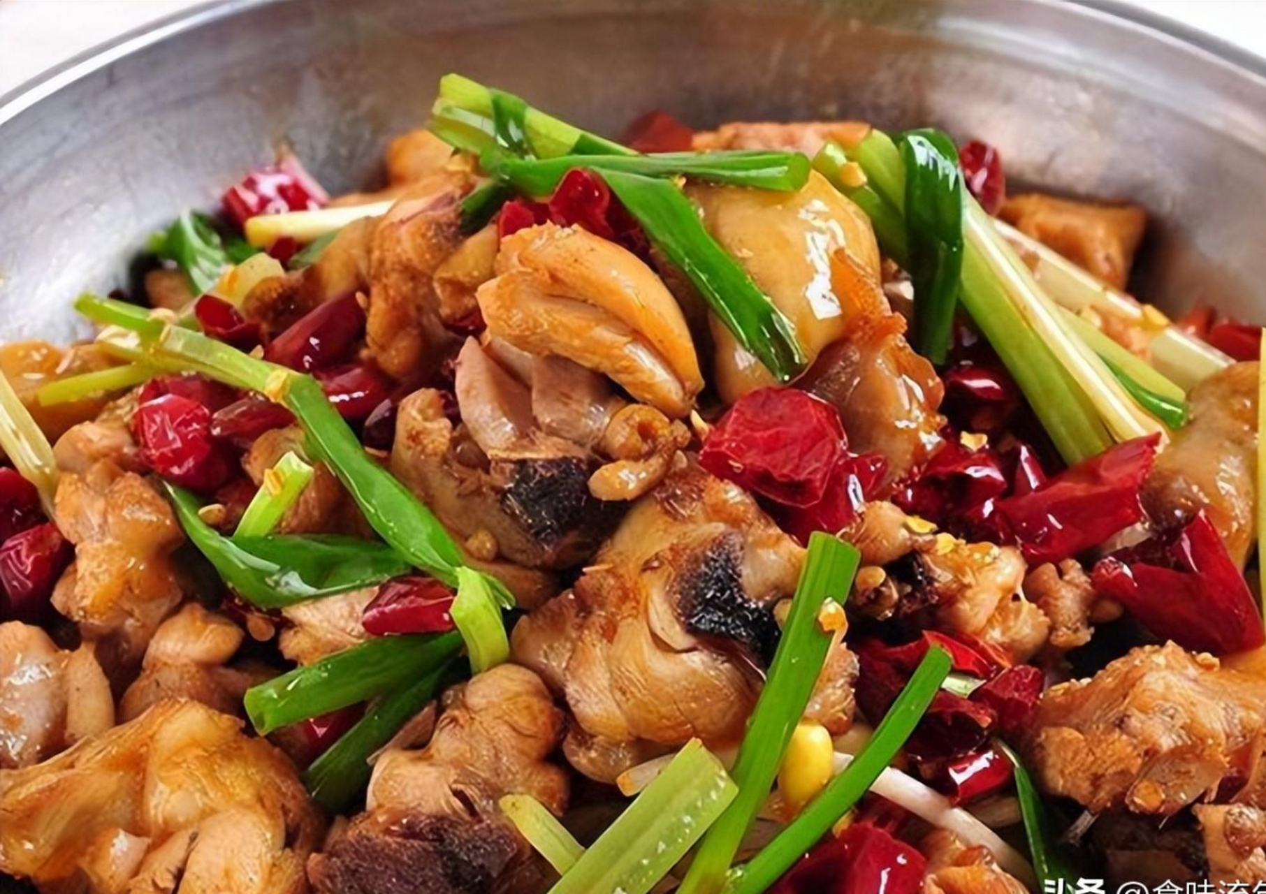 干锅鸡是一道富有川菜风味的佳肴,选用鸡肉为主料,搭配土豆,青椒等