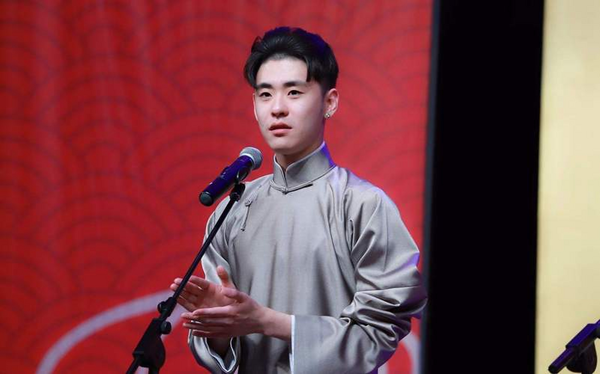 德云社辫哥哥张云雷32岁生日,师弟们凌晨送祝福引发热议.