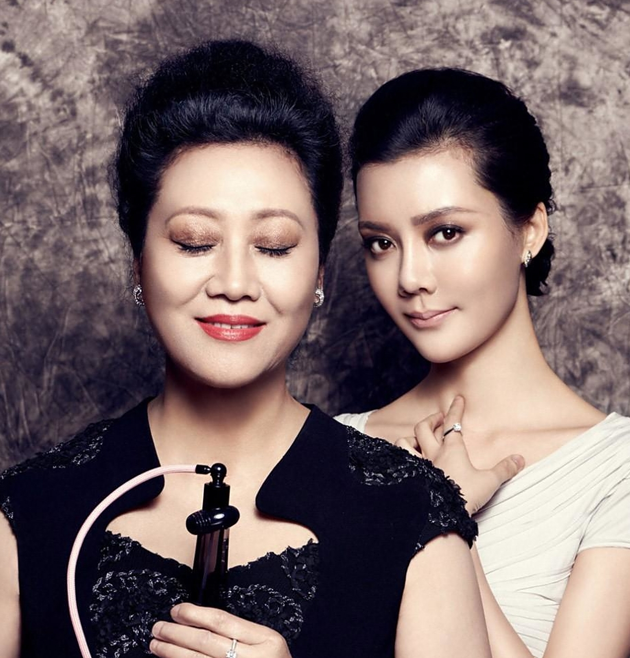 王丽云70岁生日庆祝展现了她与前夫车晓彤和睦相处的亲情关系,虽然