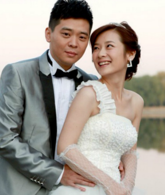沈陶然:嫁大6岁才子丈夫,婚后生下两个女儿,一家四口其乐融融