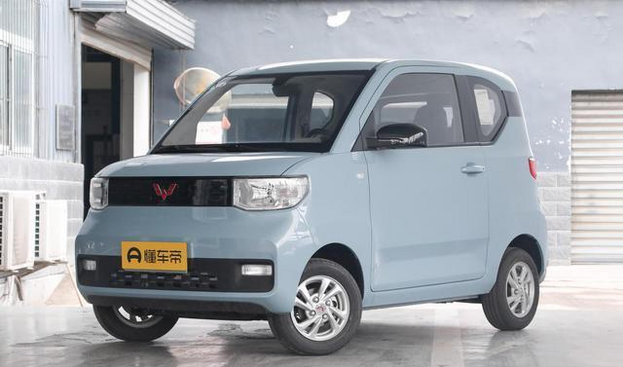 五菱宏光miniev2022款轻松款三元锂是一款小巧经济的纯电动车,具有