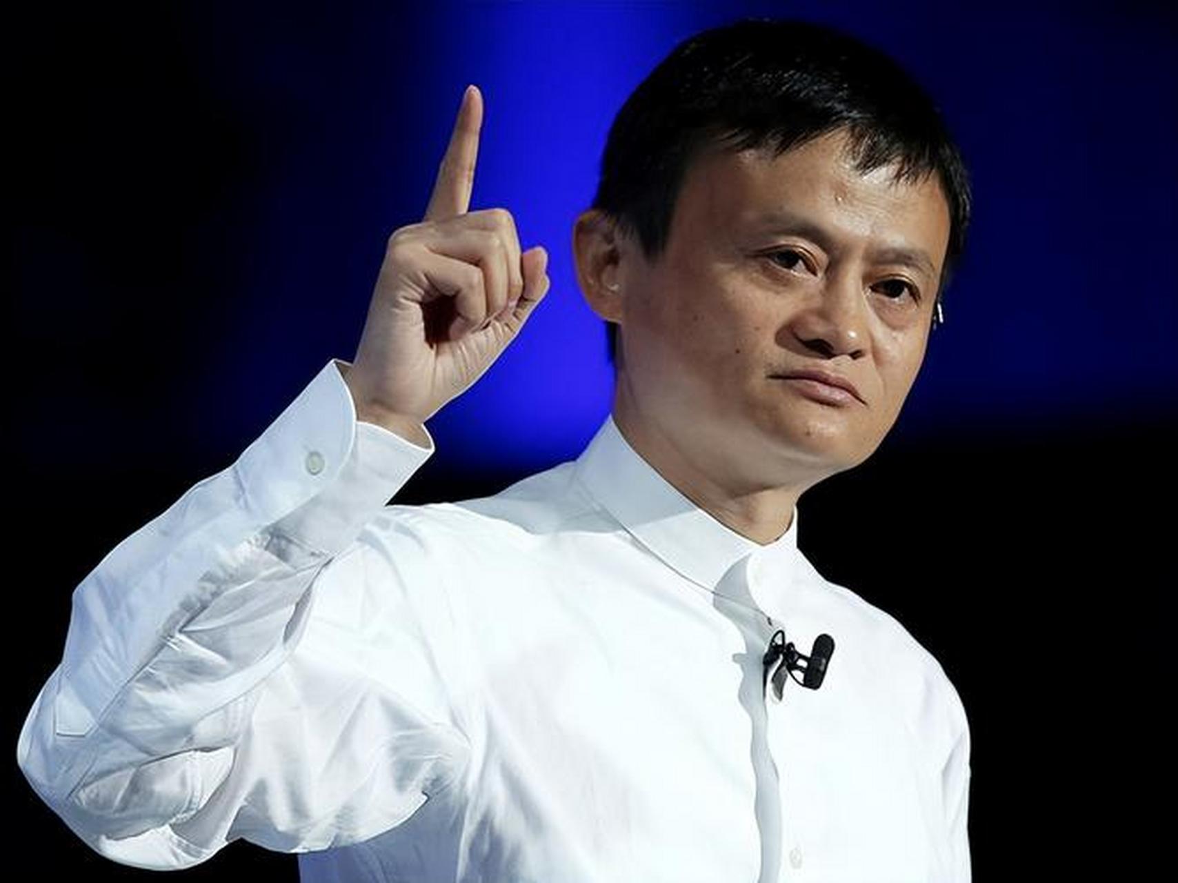 马云新造型抢镜,网友热议不断.频繁现身动态,马云是否在酝酿新招?