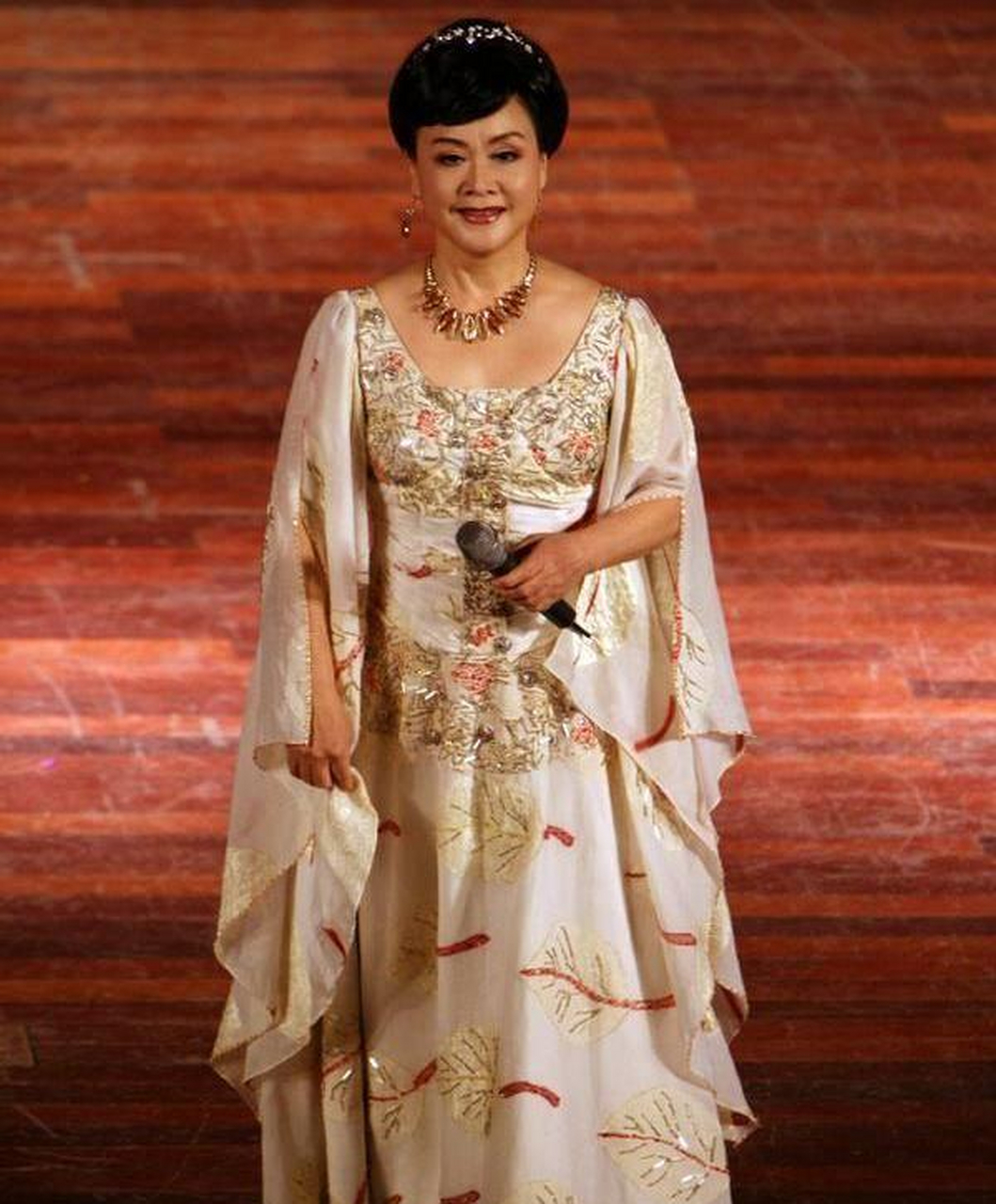 78岁的李谷一在采访中摘下假发和浓妆,以真实面目示人,展现自信和坦然