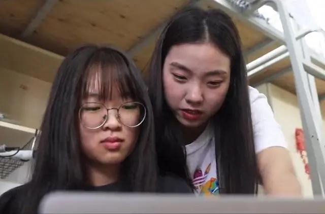 纪实网红七颗猩猩:上大学拍短视频月入70w,23岁给爸爸买保时捷