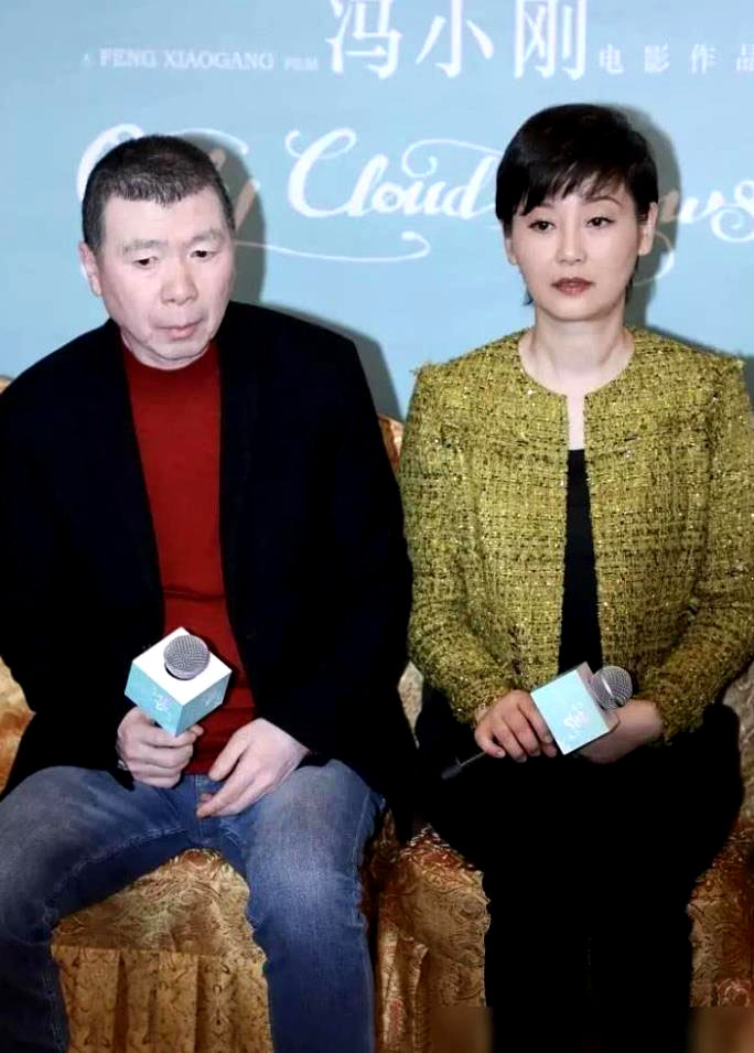 冯小刚一家四口罕同框!俩女儿同台无交流,56岁徐帆打扮被嘲太土