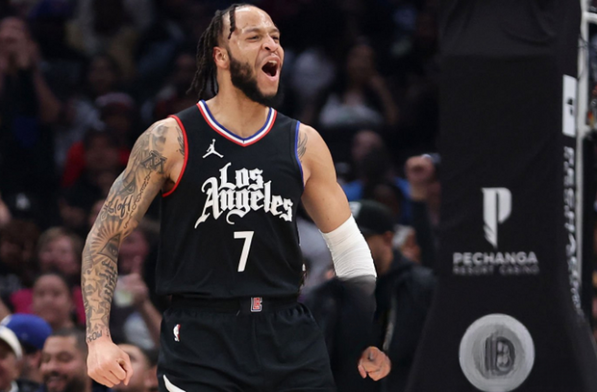 阿米尔-科菲在洛杉矶快船对阵多伦多猛龙的比赛中表现出色,成为球队