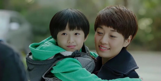 罗子君抱着儿子在暴雨中仓皇而逃看了100遍,才明白她条件那么差