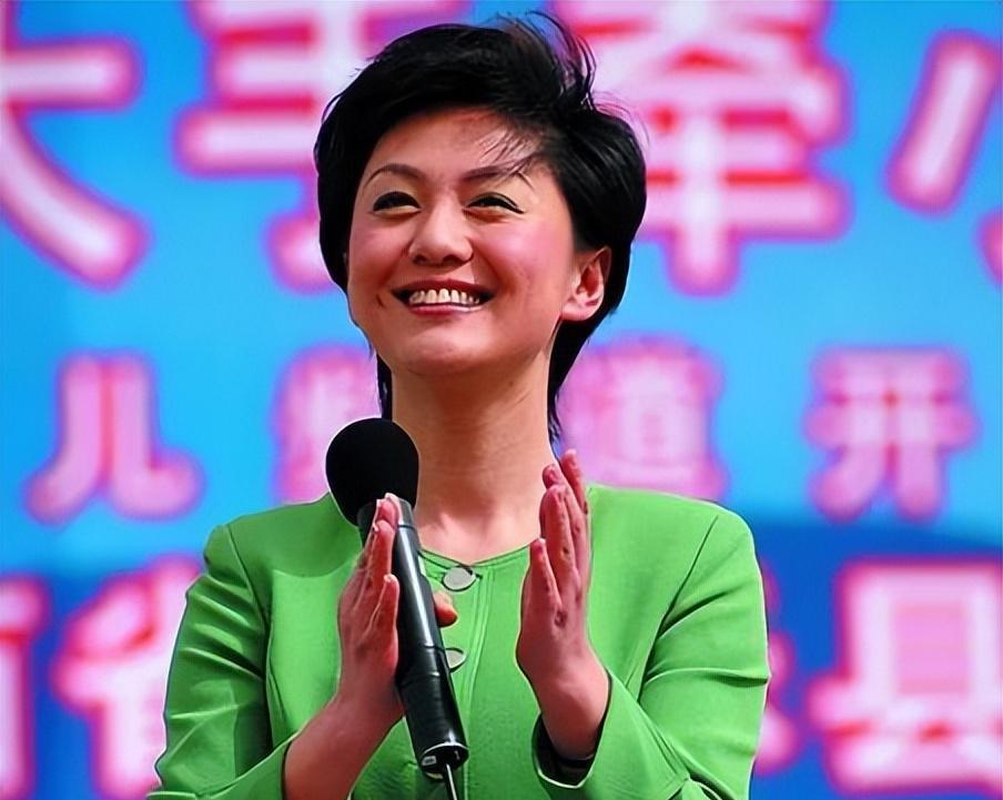 央视主持人海霞:嫁大十岁的清华教授,工作中0失误,女儿遗传她