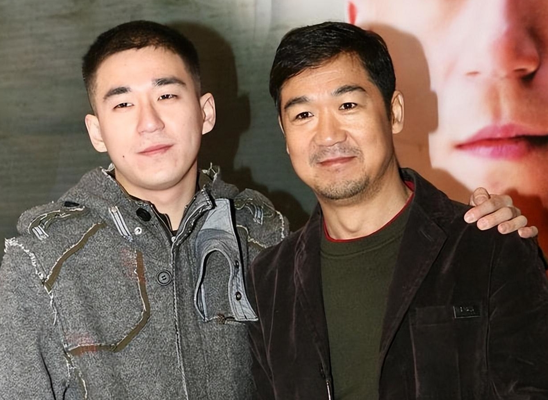 张默的成长过程经历了父子关系疏远,事业崩溃,多次涉毒等问题.