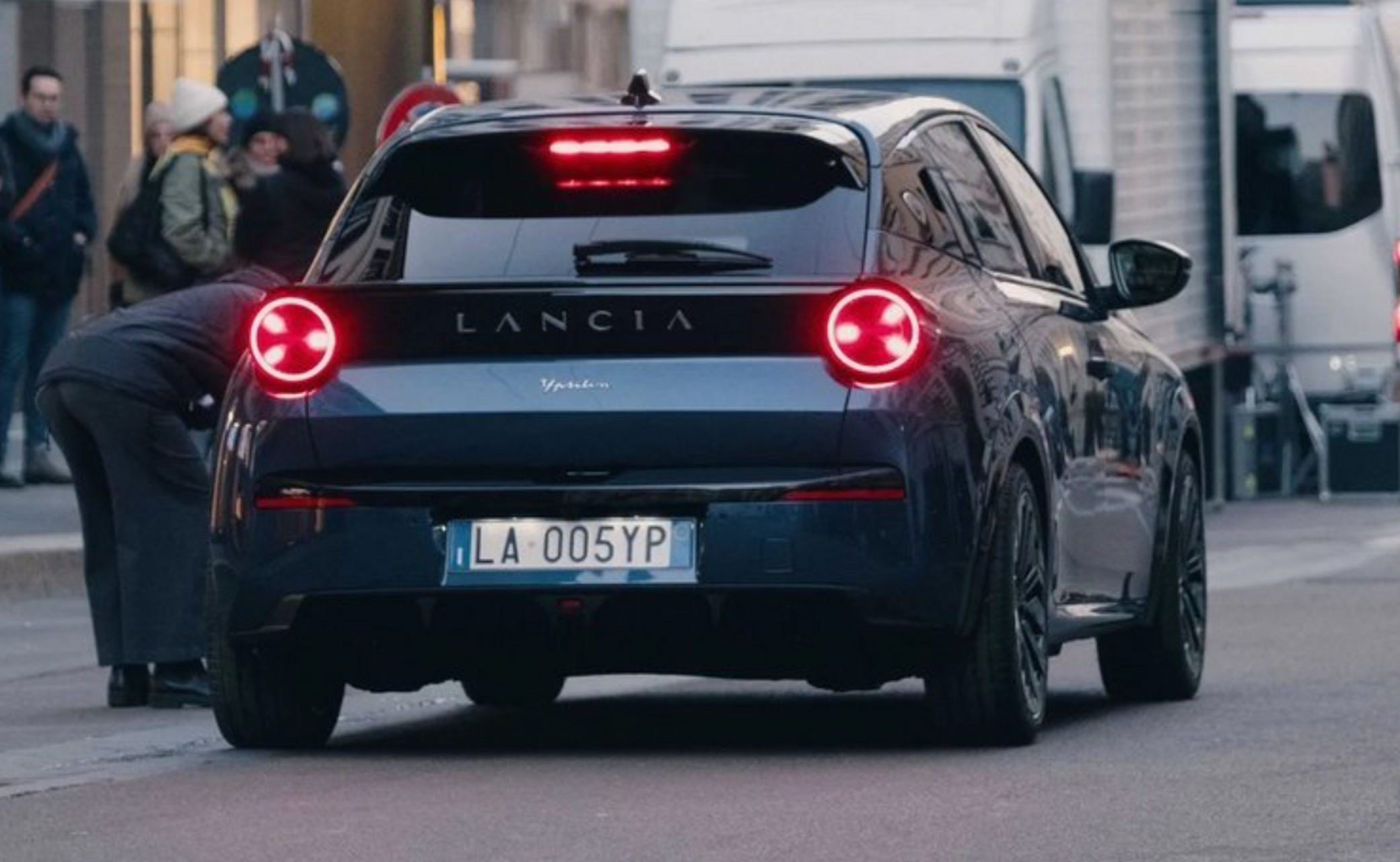 蓝旗亚ypsilon来啦!两厢设计,独特大灯,运动感爆棚.