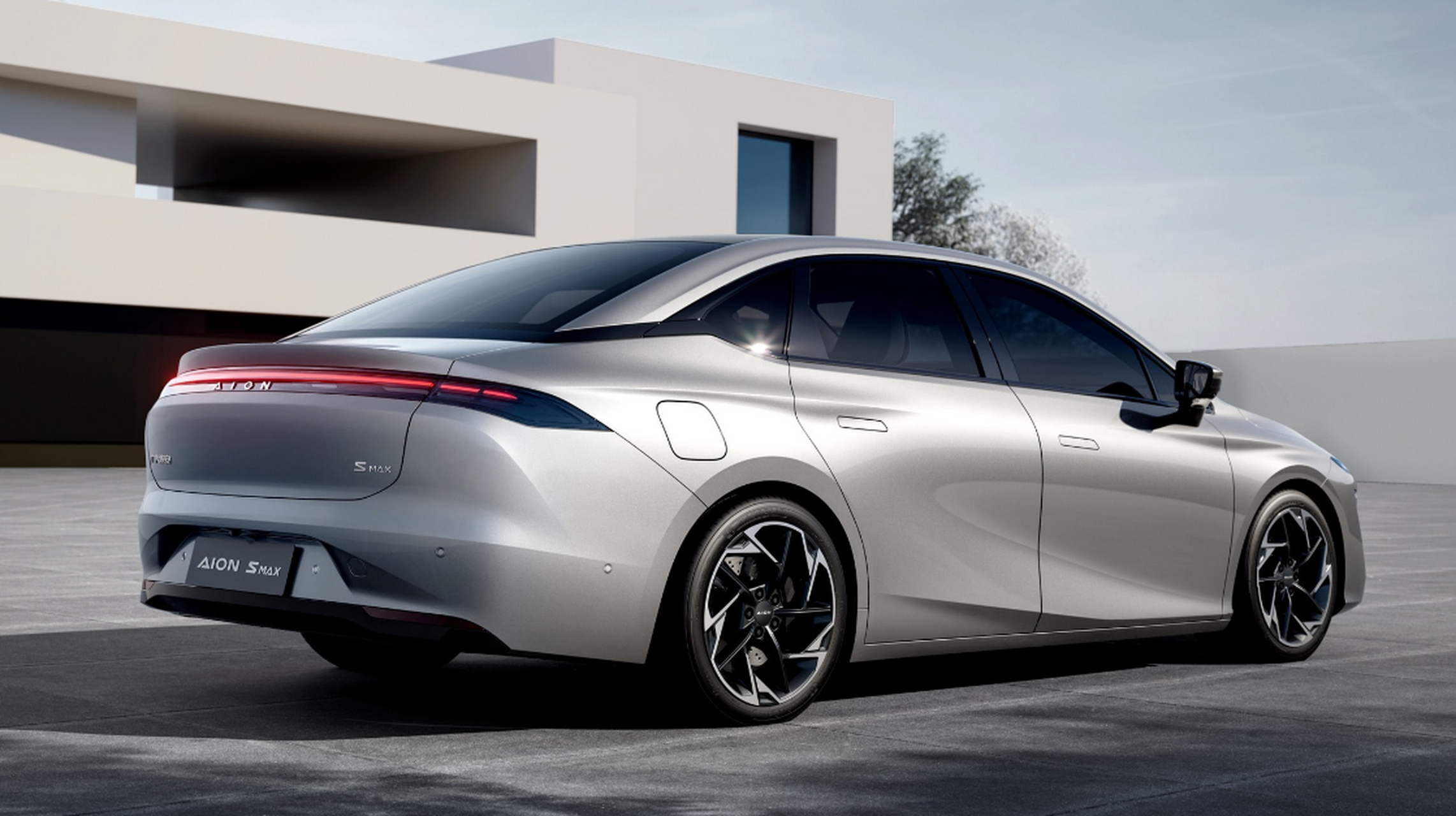 广汽埃安aions是一款适合新年返乡的"战车",拥有610km长续航和同级max